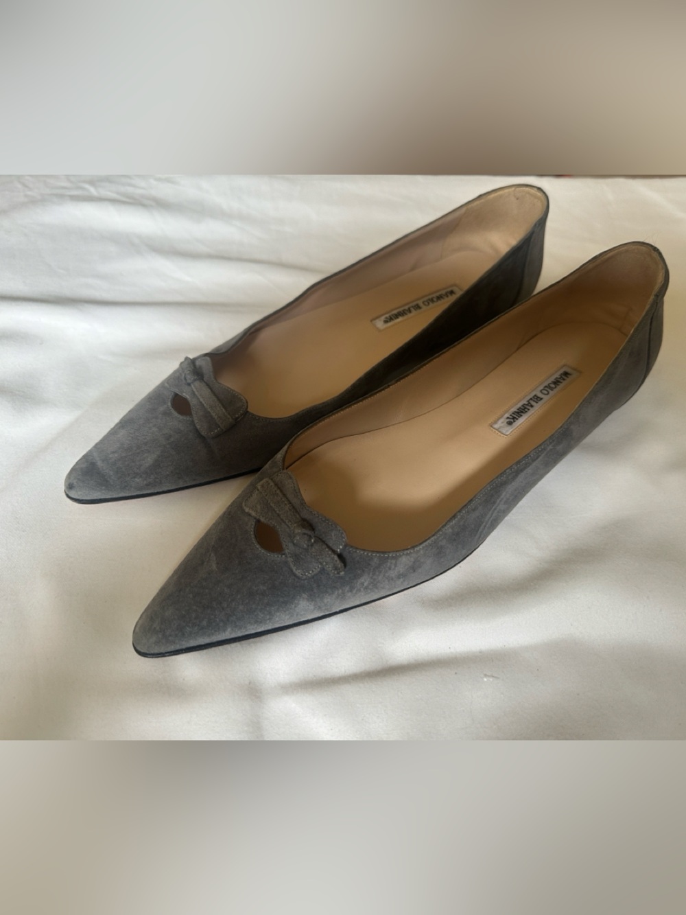 Manolo Blahnik Bow Accent Gray Suede Pointed-Toe Women’s Flats Shoes Size 10